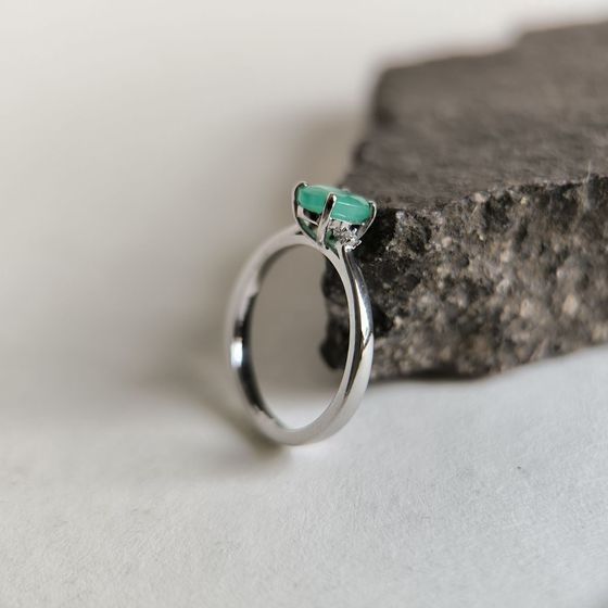 Silver ring with a 0.743-carat emerald and cubic zirconia