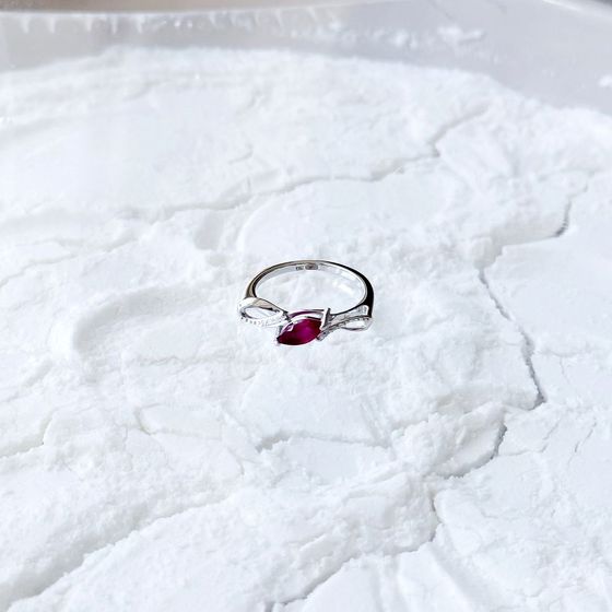 Срібна каблучка з рубіном 0.912ct, фіанітами