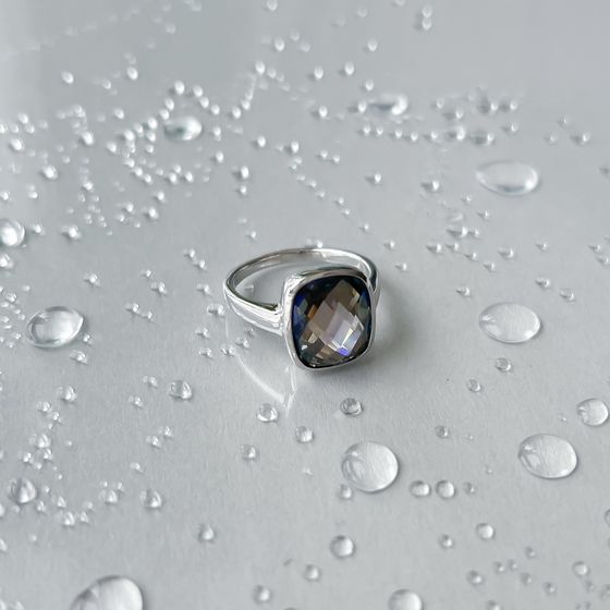 Silver ring with a 4.186-carat mystic topaz