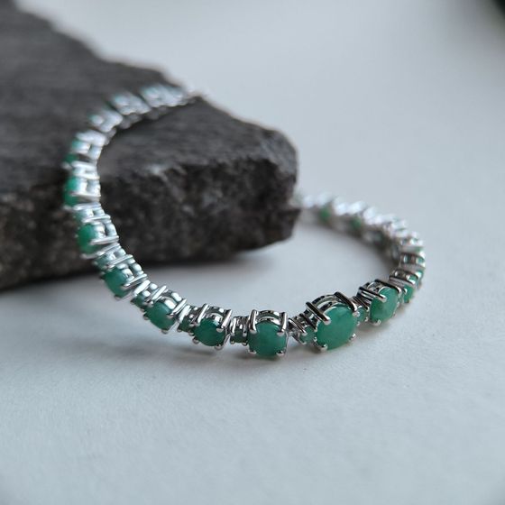 Silver bracelet with a 7.303-carat emerald