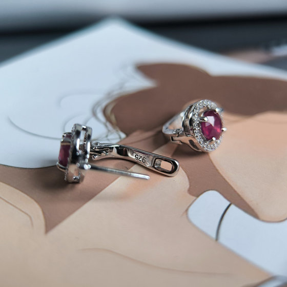 Срібні сережки з рубіном 2.672ct, фіанітами