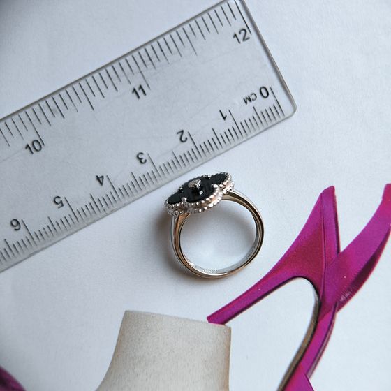 Серебряное кольцо с ониксом, фианитами