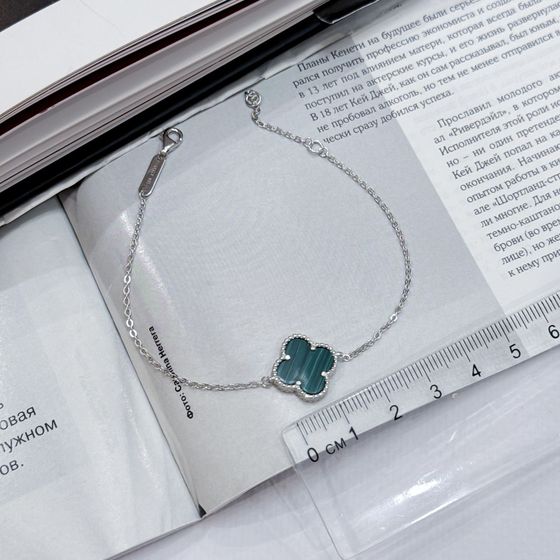 Silver bracelet with malachite