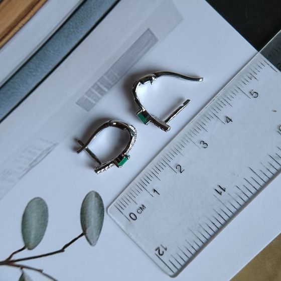 Срібні сережки зі смарагдом, фіанітами