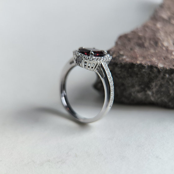 Серебряное кольцо с гранатом 2.139ct