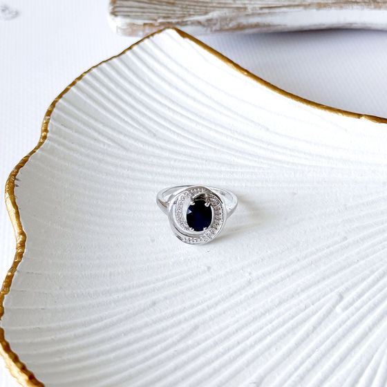 Срібна каблучка з сапфіром 1.729ct, фіанітами