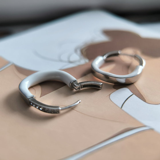 Серебряные серьги с емаллю, фианитами