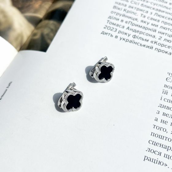 Gold earrings with onyx