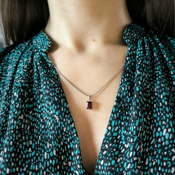 Серебряная подвеска с гранатом 1.888ct