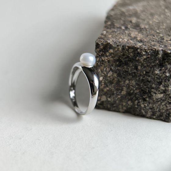 Silver ring with pearls
