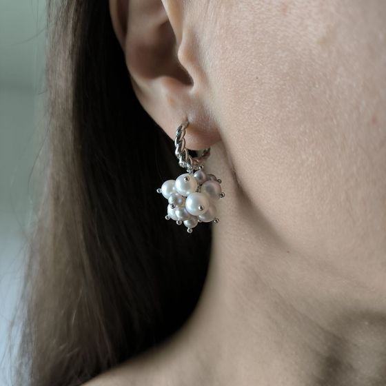Silver earrings with pearls