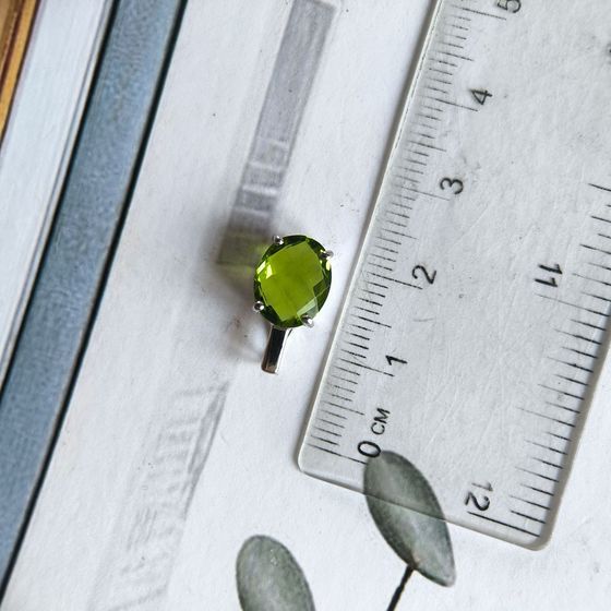 Silver pendant with a 2.338-carat chrysolite