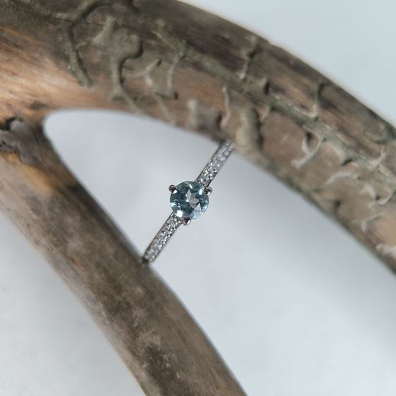 Sterling silver ring with topaz 0.749ct, phianites