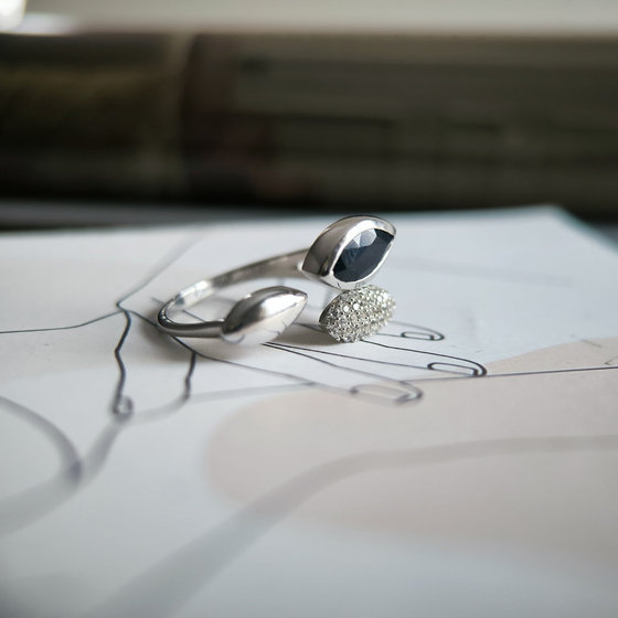 Серебряное кольцо с сапфиром 1.73ct, фианитами