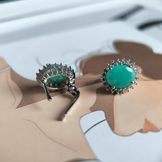 Серебряные серьги с изумрудом 5.635ct, фианитами