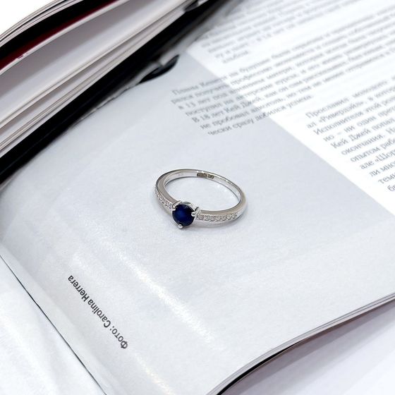 Срібна каблучка з сапфіром 0.892ct, фіанітами