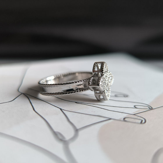 Серебряное кольцо с фианитами