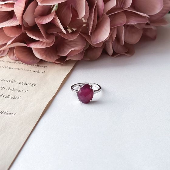 Silver ring with a 5.33-carat ruby