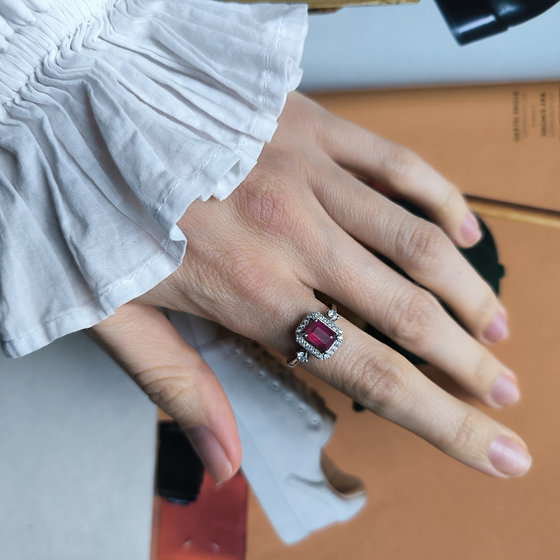 Серебряное кольцо с рубином, фианитами