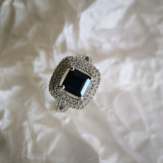 Серебряное кольцо с сапфиром 3.256ct, фианитами