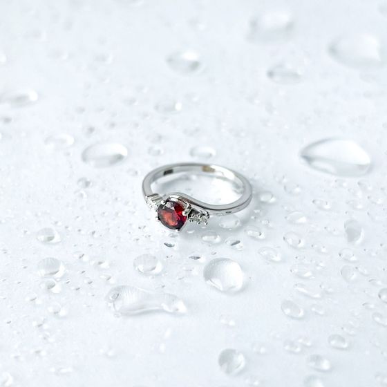 Silver ring with a 0.656-carat garnet