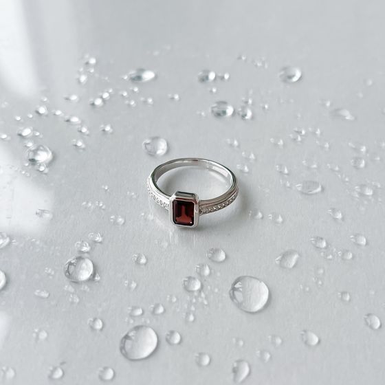 Серебряное кольцо с гранатом 1.383ct