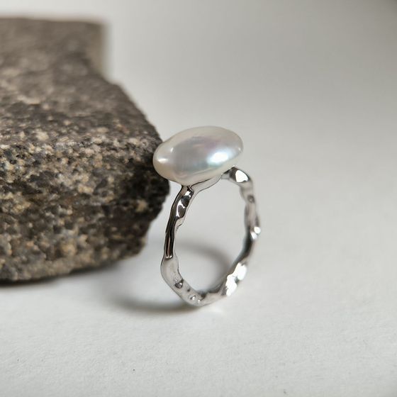 Серебряное кольцо с жемчугом барочным