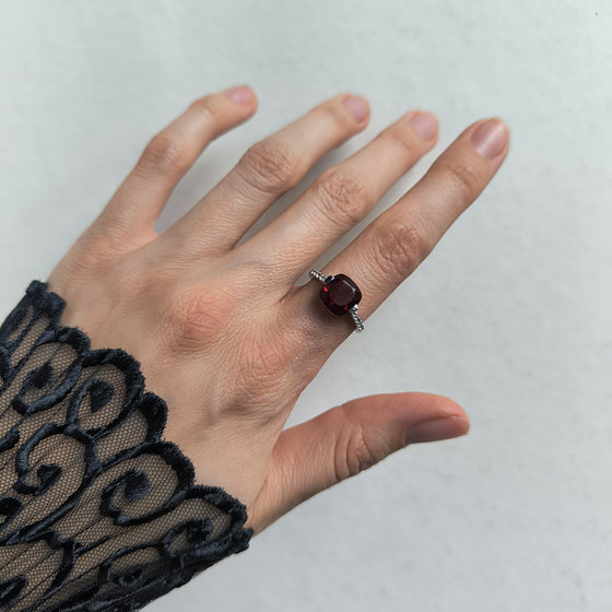 Серебряное кольцо с гранатом nano, фианитами