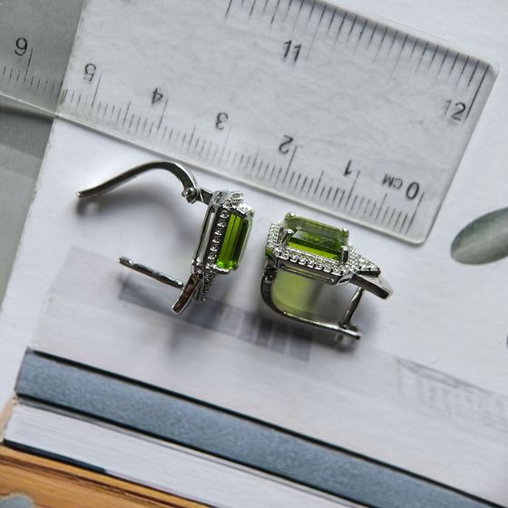 Silver earrings with chrysolite