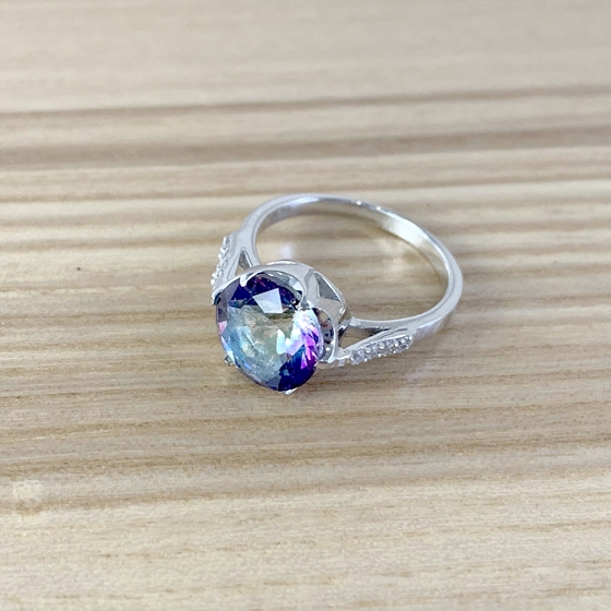 Silver ring with a 3.297-carat mystic topaz