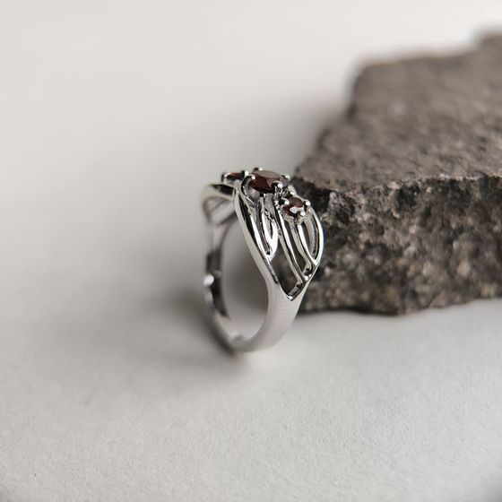 Silver ring with garnet 0.883ct