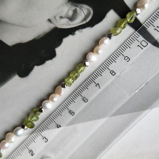 Silver necklace with baroque pearls, chrysolite