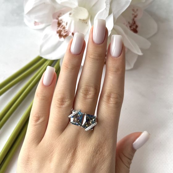 Silver ring with a 10.899-carat mystic topaz