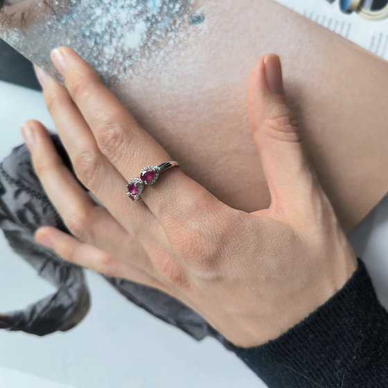 Серебряное кольцо с рубином, фианитами