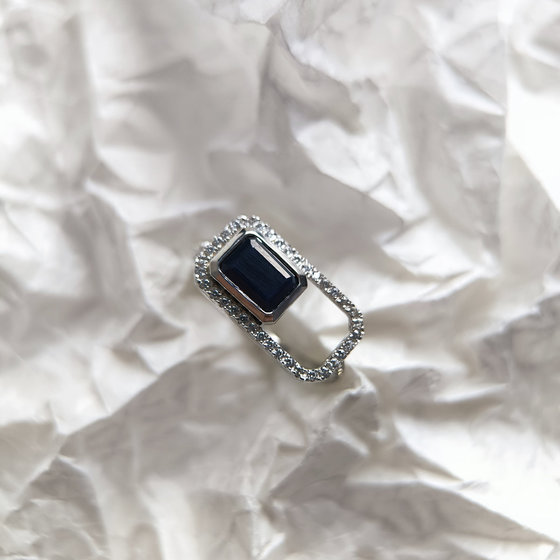 Серебряное кольцо с сапфиром 1.735ct, фианитами