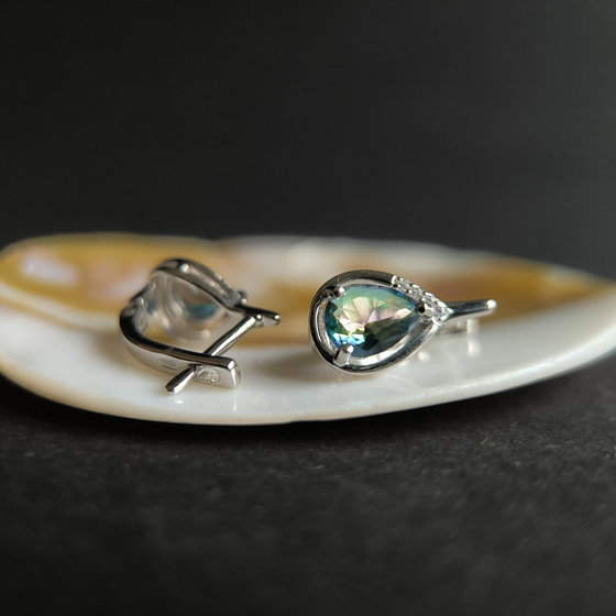 Серебряные серьги с мистик топазом 1.61ct, фианитами