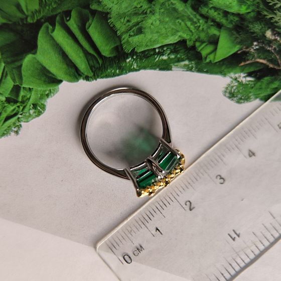Silver ring with a 2.877-carat emerald