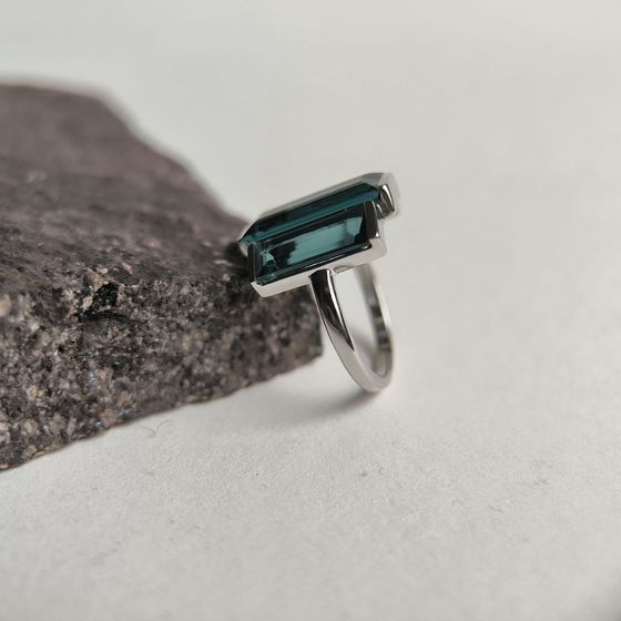 Серебряное кольцо с топазом Лондон Блю 6.66ct