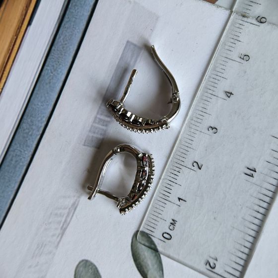 Sterling silver earrings with 1.556ct garnet, pianites