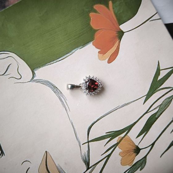 Серебряная подвеска с гранатом 1.112ct