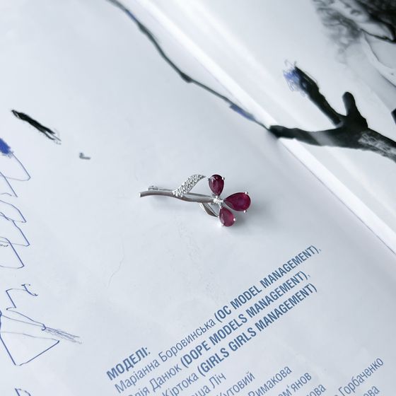 Серебряная брошка с рубином 2.281ct