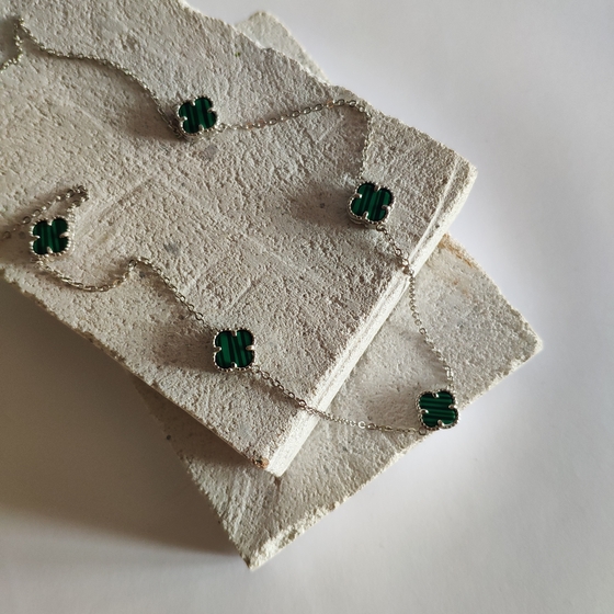 Silver necklace with malachite