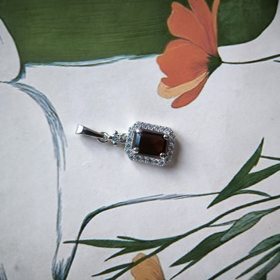 Серебряная подвеска с гранатом 1.631ct