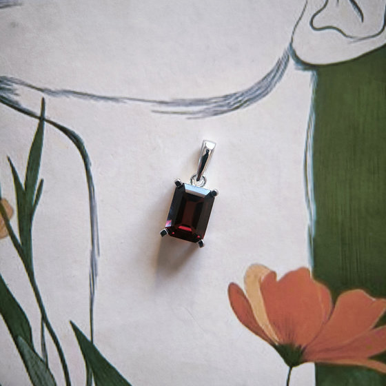 Серебряная подвеска с гранатом 1.888ct