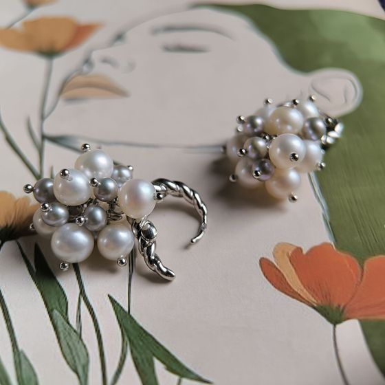Silver earrings with pearls