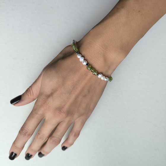 Silver bracelet with chrysolite, baroque pearls