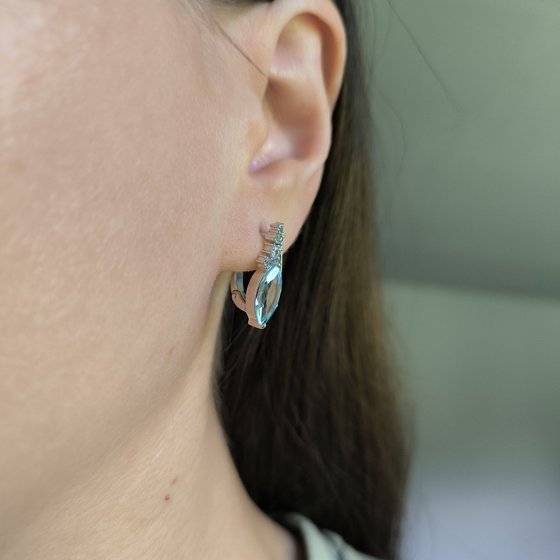 Silver earrings with a 4.428ct topaz