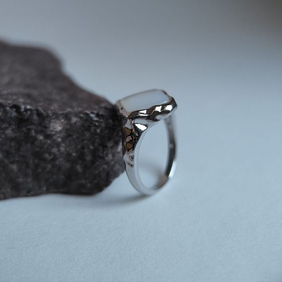 Серебряное кольцо с перламутром