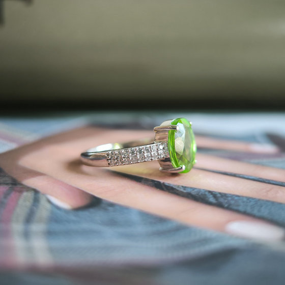 Silver ring with a 2.523ct chrysolite and cubic zirconia