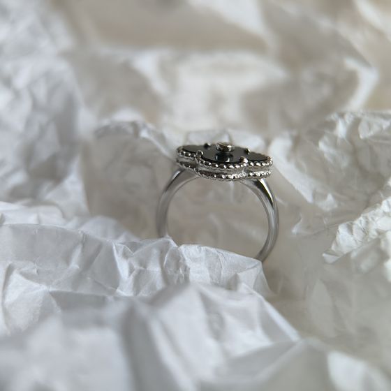 Серебряное кольцо с ониксом, фианитами